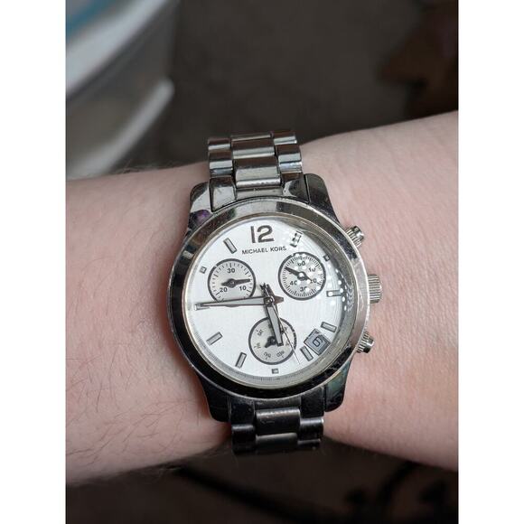 Michael Kors Runway Silver Dial Silver Steel Strap Watch for Women - MK5428 - Picture 4 of 4